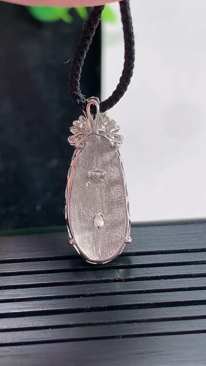 天然A货翡翠福豆吊坠，尺寸26.6-10-5，裸石21.5-10重量:2.23g
4月23日