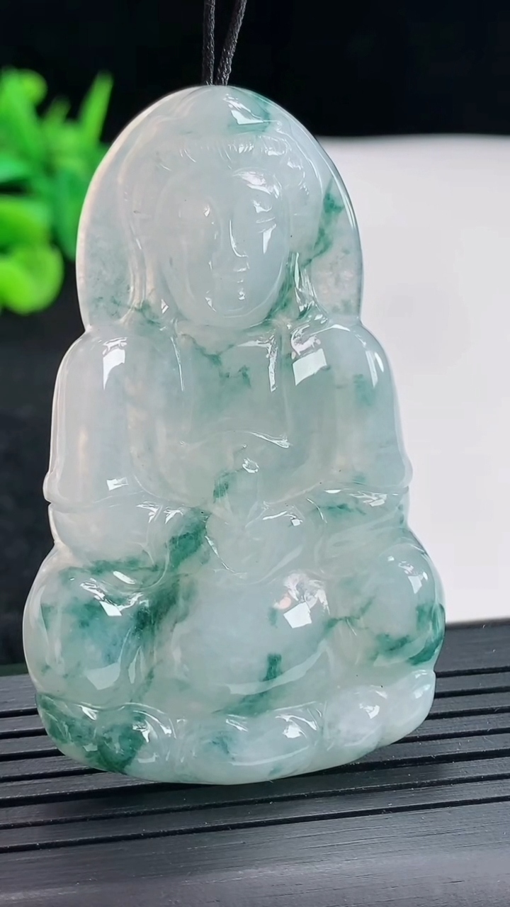 天然A货翡翠飘花正装观音吊坠，尺寸61-37-5.5重量:22.65g
4月23日