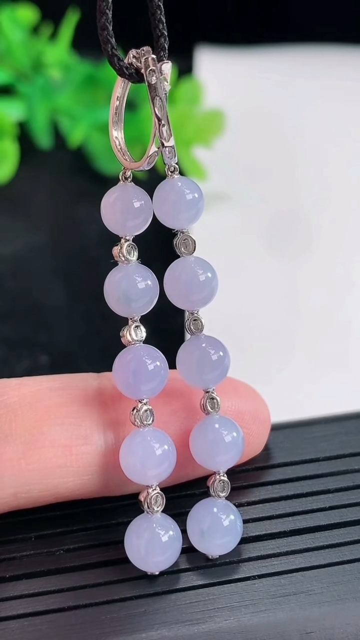 天然A货翡翠种紫罗兰圆珠耳坠，尺寸6.2重量:6.04g4月23日
工厂直销收藏佳品,种好水足，色泽均匀，有种有色，上手高大气！