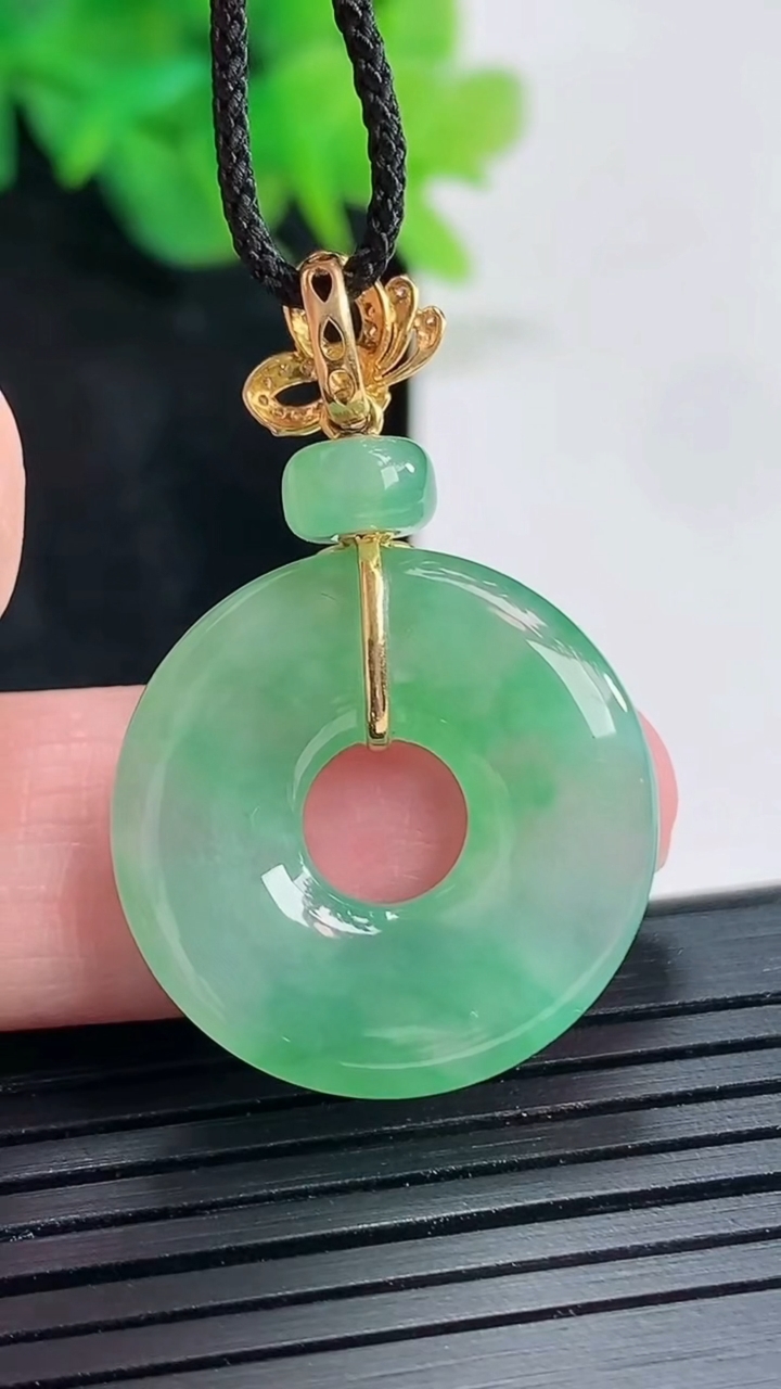 天然A货翡翠平安环吊坠，尺寸23.5-4重量:5.45g
4月23日