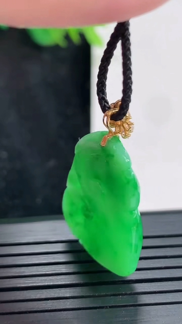 天然A货翡翠如意吊坠，尺寸26-20-4.2重量:4.78g
4月23日