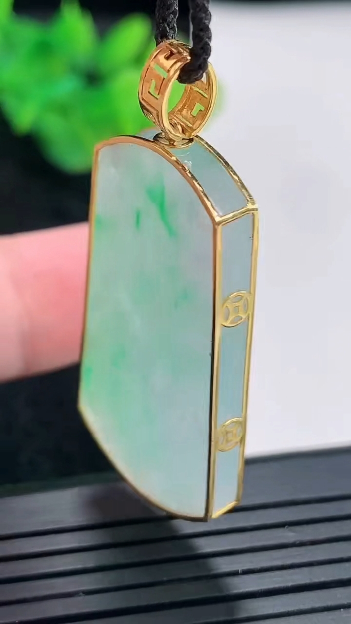 天然A货翡翠无事牌吊坠，尺寸45-20.5-4，裸石37-20重量:9.32g
4月23日