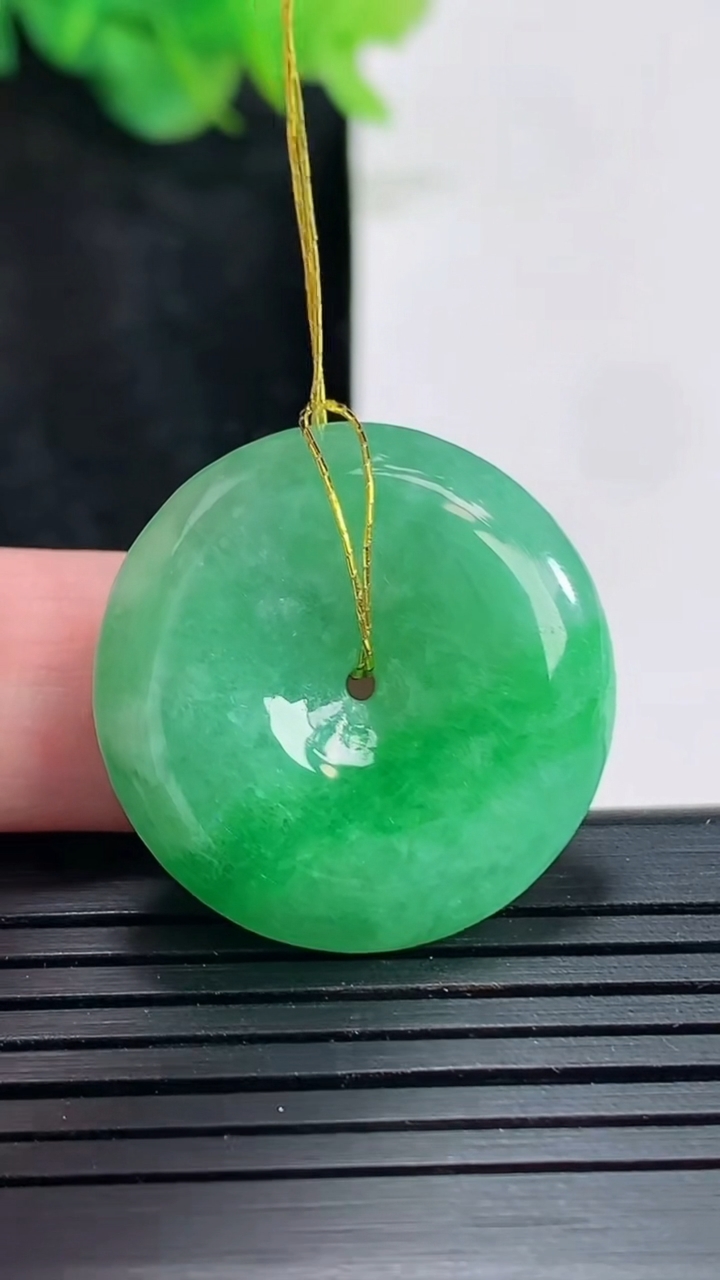 天然A货翡翠平安扣吊坠，尺寸26.5-5.8重量:8.61g
4月23日