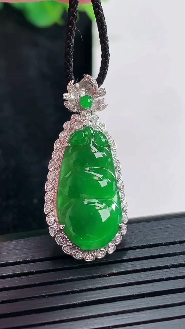 天然A货翡翠福豆吊坠，尺寸33-14.5-7，裸石2211.5重量:3.23g
4月23日