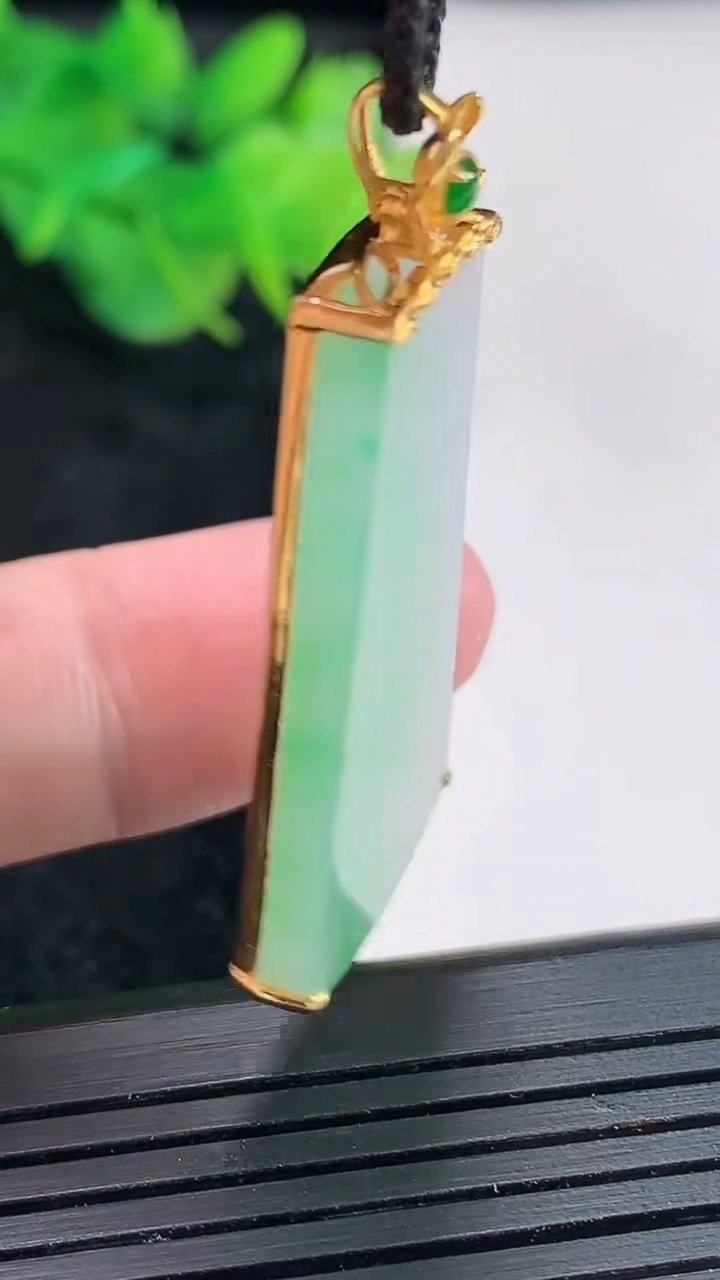 天然A货翡翠无事牌吊坠，尺寸42.5-20-4，裸石35.5-19.5重量:7.15g
4月23日