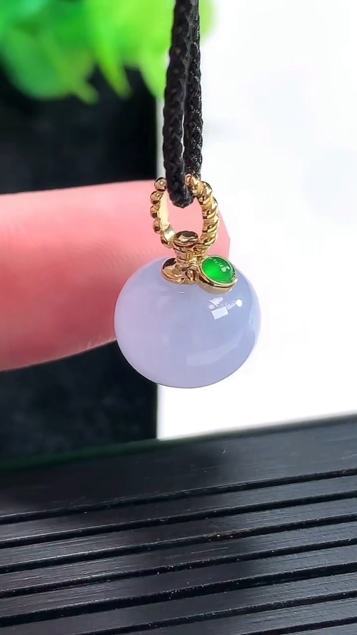 天然A货翡翠18k金紫罗兰圆珠吊坠，尺寸12-9重量:3.14g
4月23日