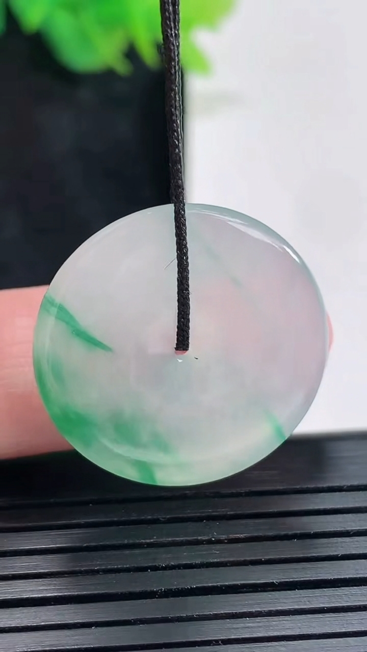 天然A货翡翠平安扣吊坠，尺寸25-3.5重量:5.35g
4月23日