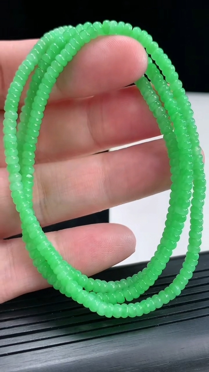 天然A货翡翠算盘珠项链，尺寸3-1.5重量:14.95g4月23日
工厂直销收藏佳品,种好水足，色泽均匀，有种有色，上手高大气！