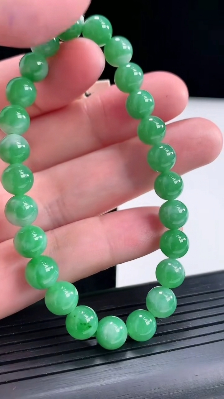 天然A货翡翠满满圆珠手串，尺寸7.5-15颗重量:18.78g4月23日
工厂直销收藏佳品,种好水足，色泽均匀，有种有色，上手高大气！