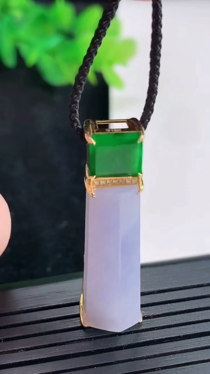 天然A货翡翠18k金紫罗兰无事牌吊坠，尺寸36-10-9.5，裸石28-10重量:5.35g
4月23日