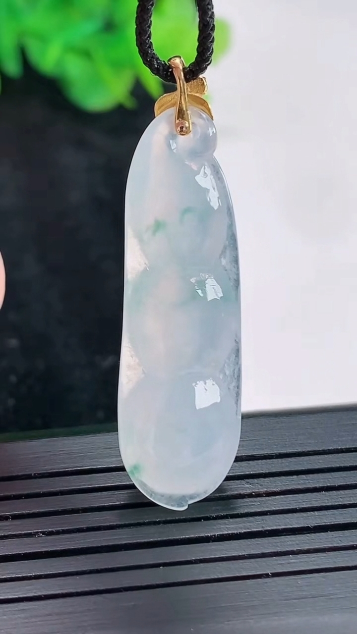 天然A货翡翠种飘花福豆吊坠，尺寸37-12-7重量:5.47g
4月23日