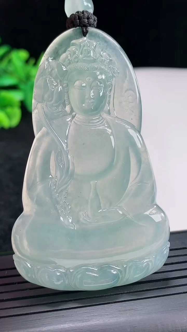 天然A货翡翠大势至菩萨吊坠，尺寸70-42-5.5重量:37.34g
4月23日