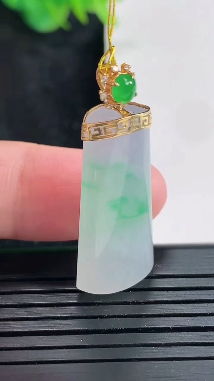 天然A货翡翠无事牌吊坠，尺寸29-14-5.8重量:5.98g
4月23日