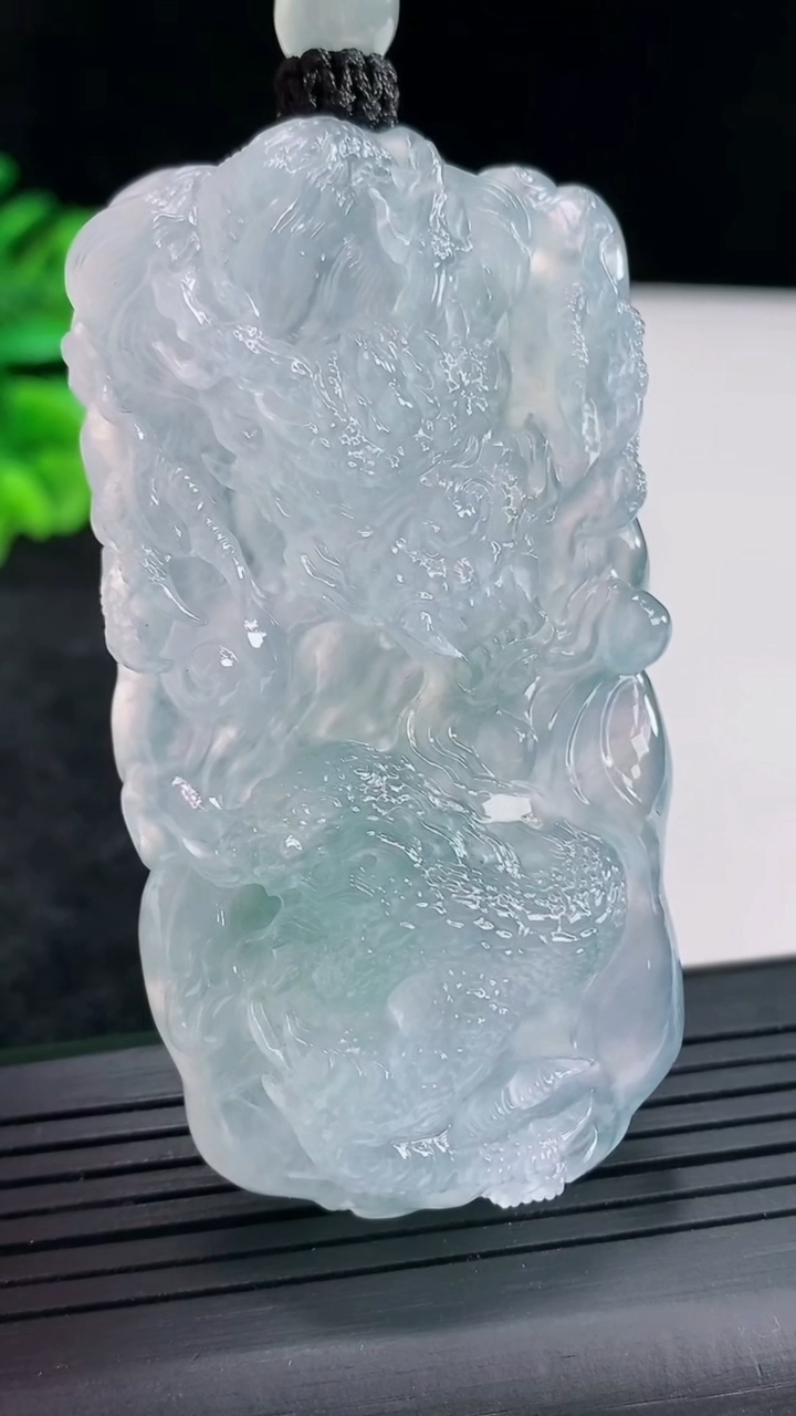 天然A货翡翠种飘花龙牌吊坠，尺寸66.5-35.6-10.5重量:52.67g
4月23日