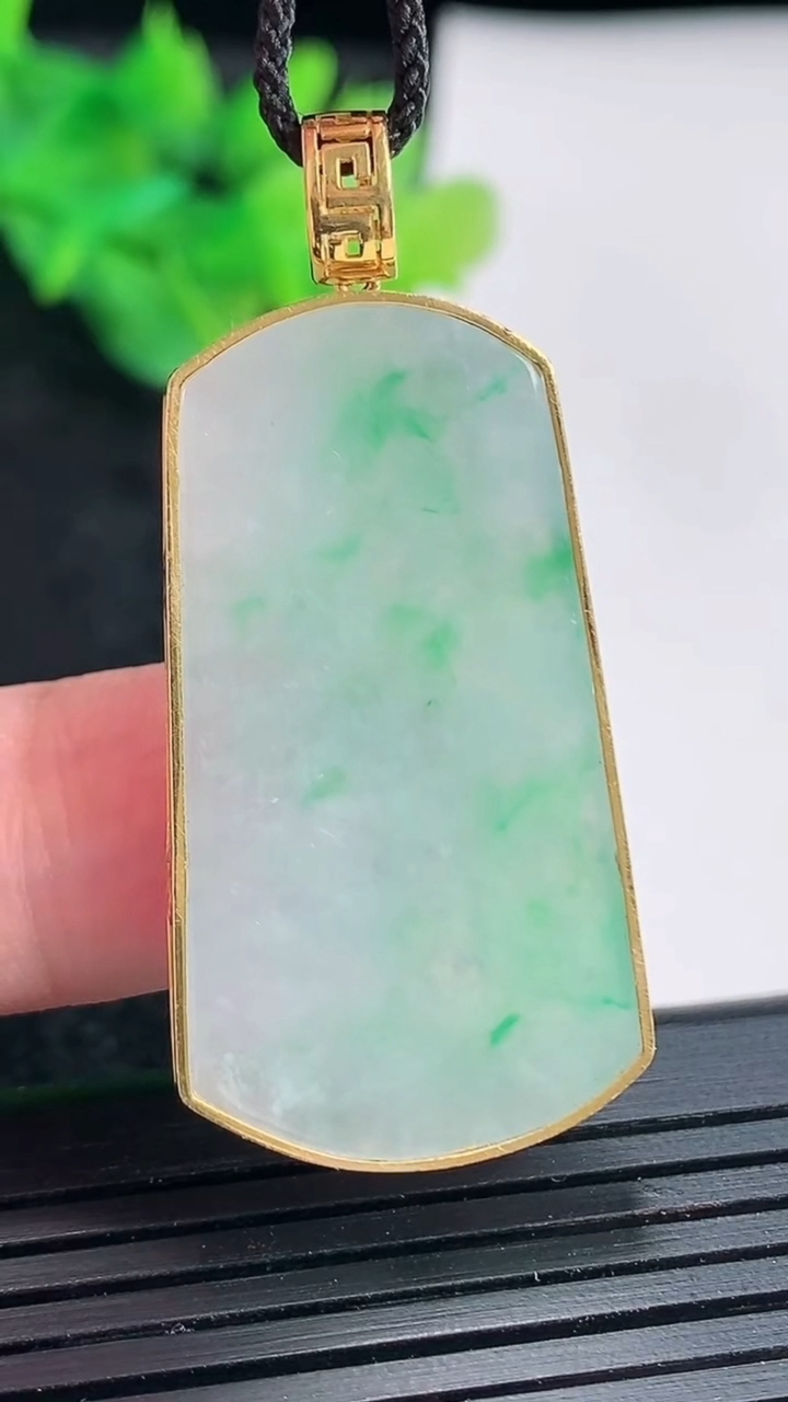 天然A货翡翠无事牌吊坠，尺寸45-20.5-4，裸石37-20重量:9.32g
4月23日