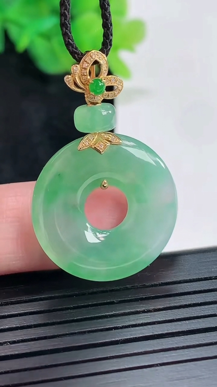 天然A货翡翠平安环吊坠，尺寸23.5-4重量:5.45g
4月23日
