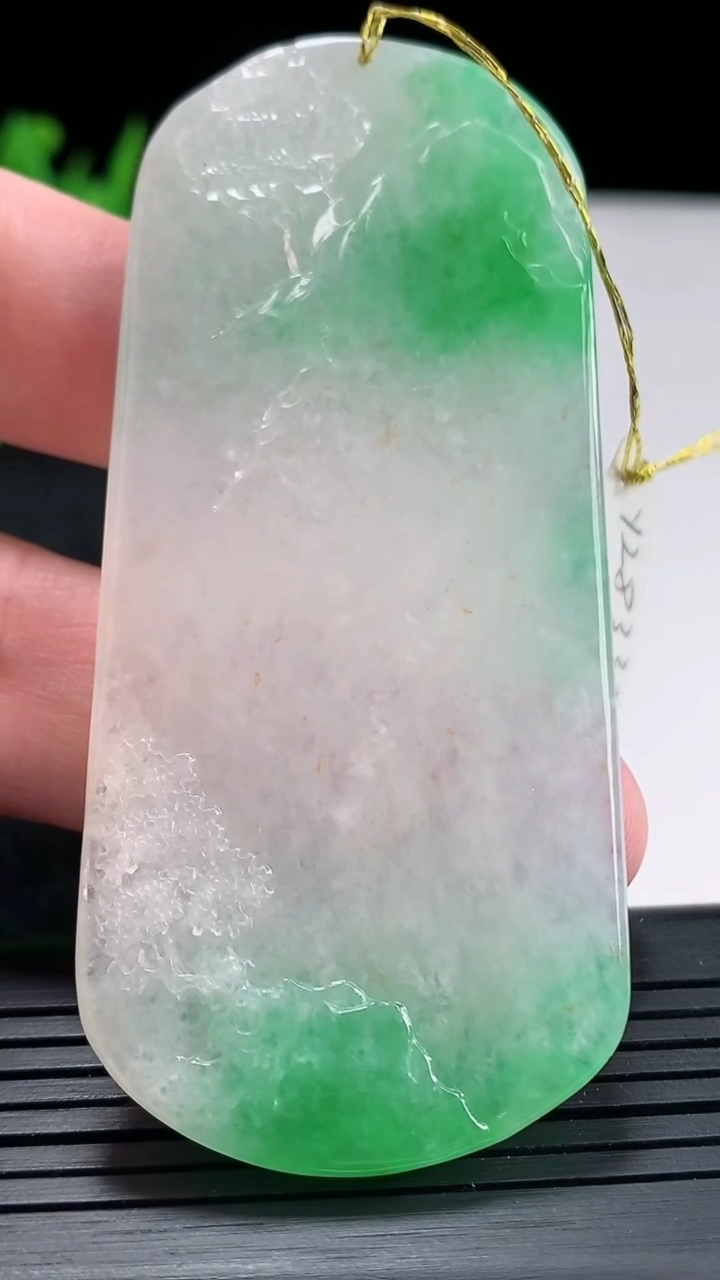 天然A货翡翠山水牌吊坠，尺寸76.6-34.5-7重量:14.08g
4月23日