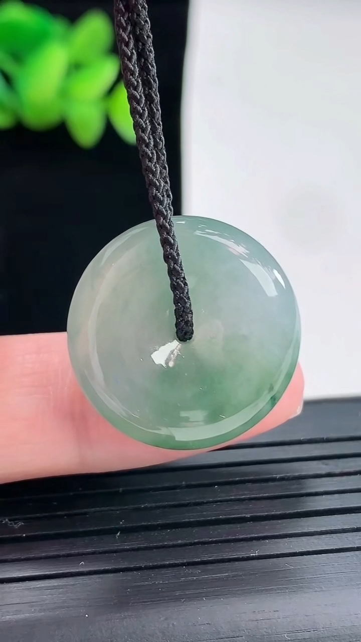 天然A货翡翠飘花平安扣吊坠，尺寸22.5-5.6重:5.74
4月24日