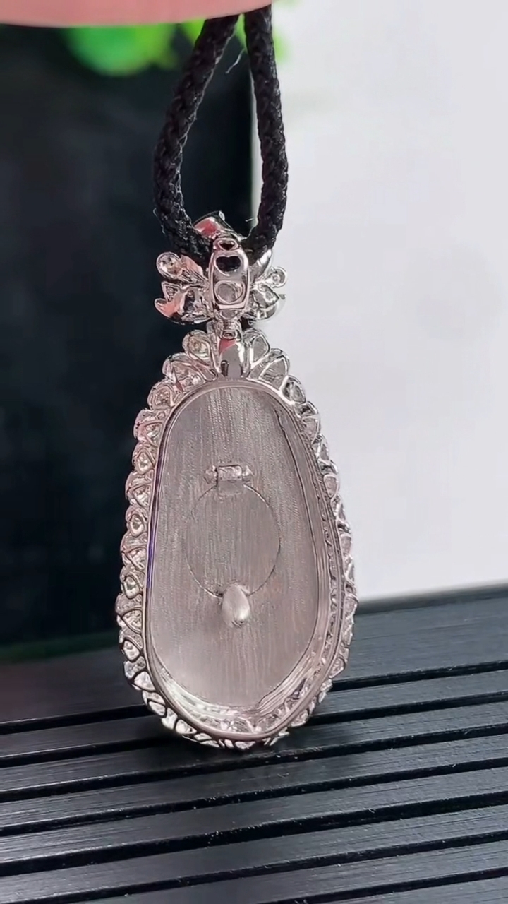 天然A货翡翠福豆吊坠，尺寸33-14.5-7，裸石2211.5重量:3.23g
4月23日