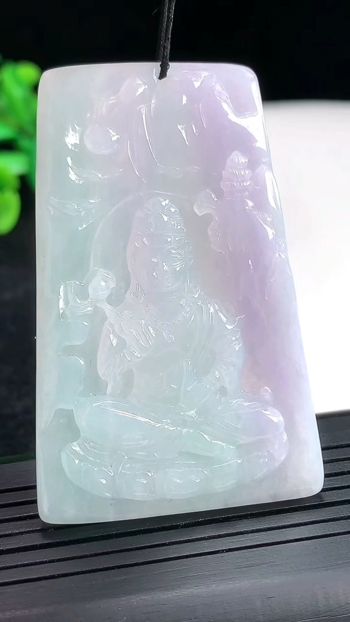 天然A货翡翠春带彩 紫罗兰大势至菩萨吊坠，尺寸60.6-38-4.5重量:24.35g
4月23日