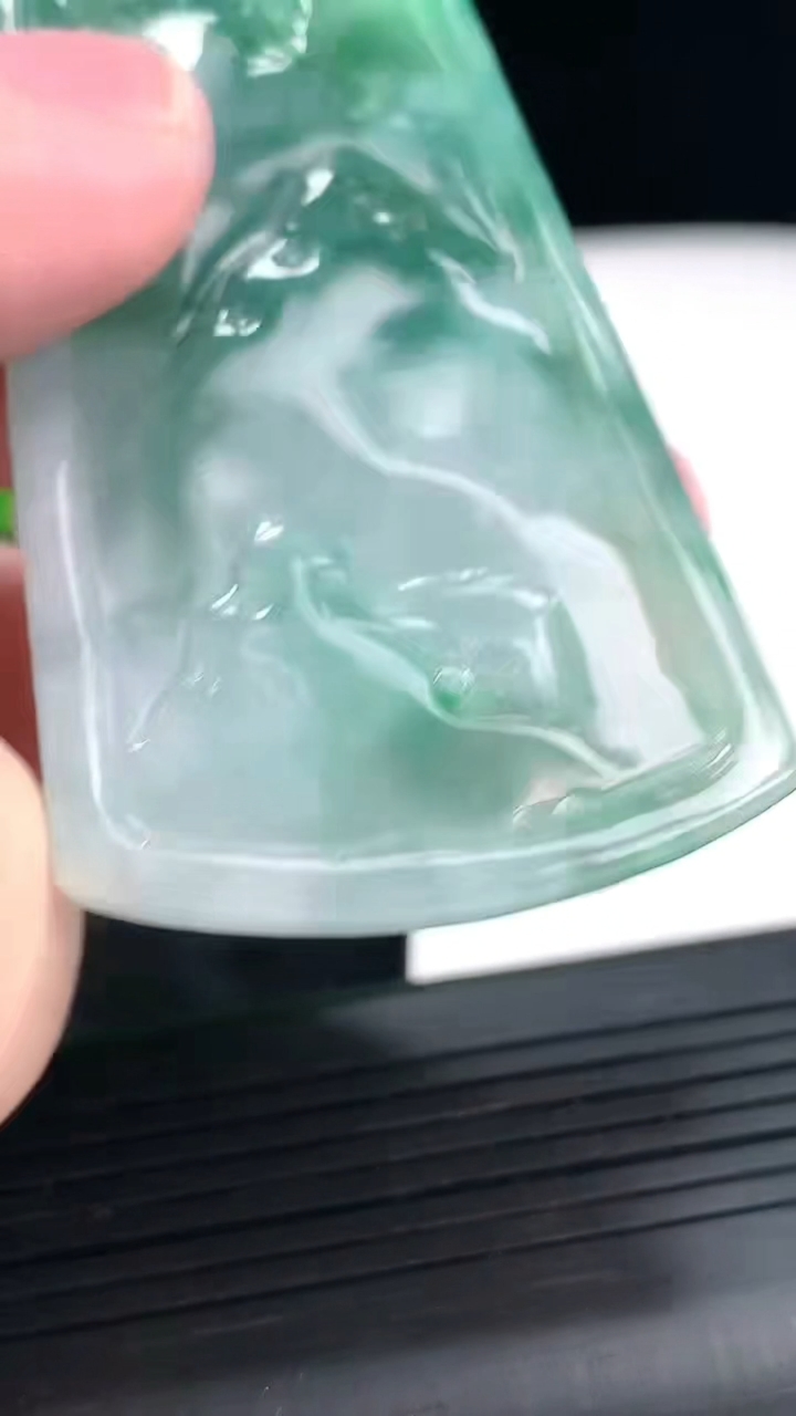 天然A货翡翠牌吊坠，尺寸64-35.5-5重量:25.24g
4月23日