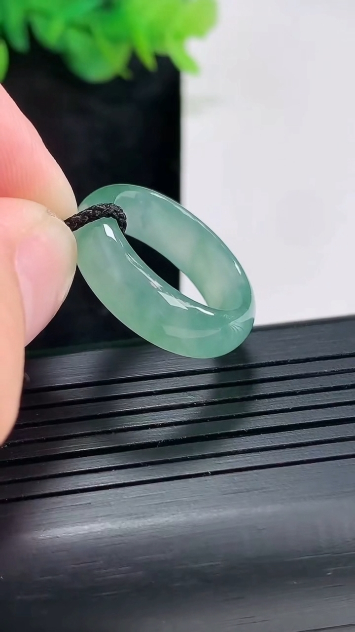天然A货翡翠飘花玉指环 戒指，尺寸16.6-6.5-3.5重量:4.34g2026年4月23日
工厂直销收藏佳品,种好水足，色泽均匀，有种有色，上手高大气！