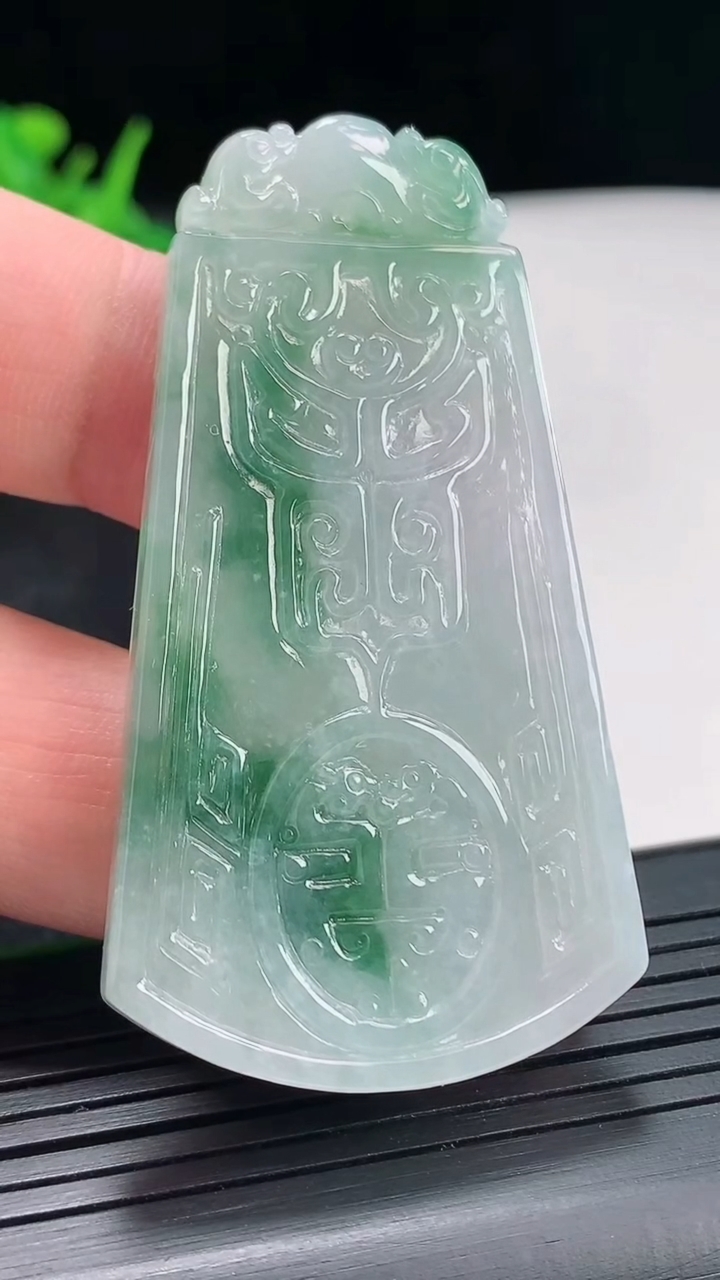 天然A货翡翠飘花仿古无事牌吊坠，尺寸59-32.5-5重量:21.48g
4月23日