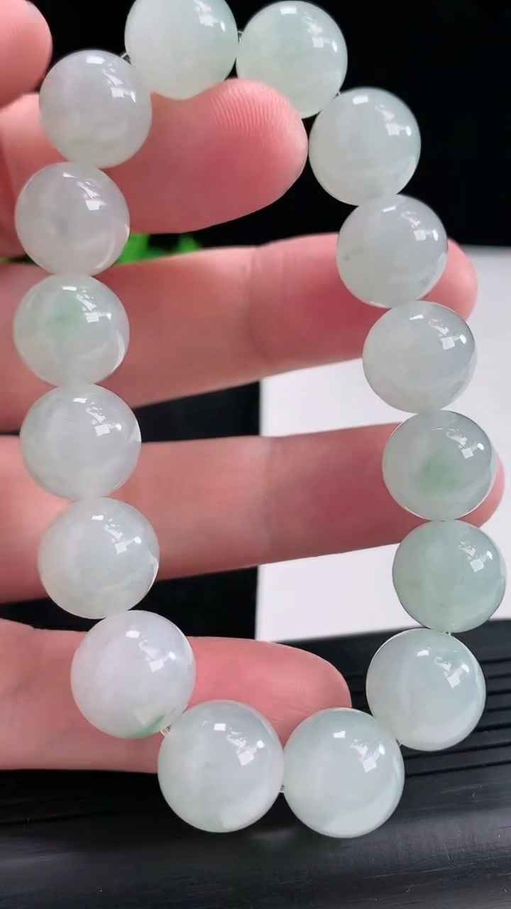 天然A货翡翠飘花圆珠手串，尺寸12-16颗重量:52.73g4月23日
工厂直销收藏佳品,种好水足，色泽均匀，有种有色，上手高大气！