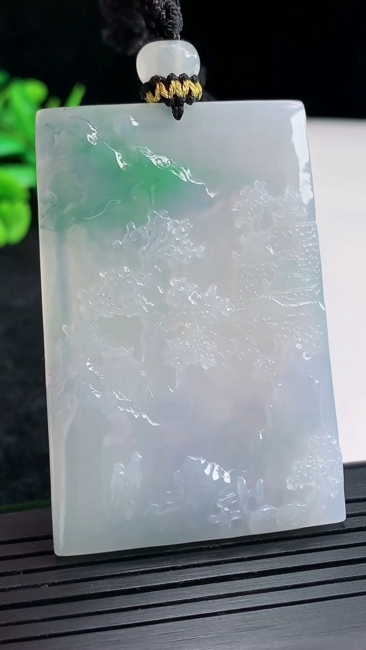 天然A货翡翠种春带彩 紫罗兰山水牌吊坠，尺寸58-39-5重量:32.43g
4月23日