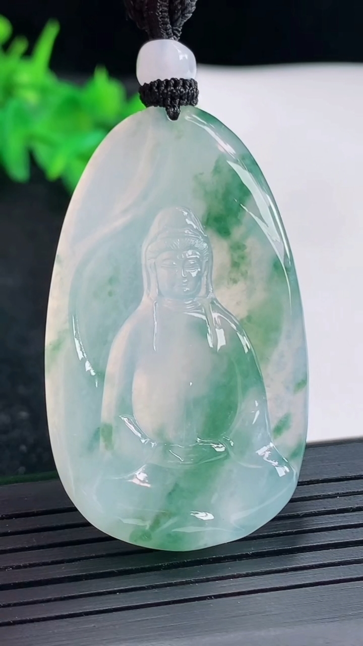 天然A货翡翠冰种飘花素衣观音吊坠，尺寸48.5-30-5.2重量:21.89g
4月23日