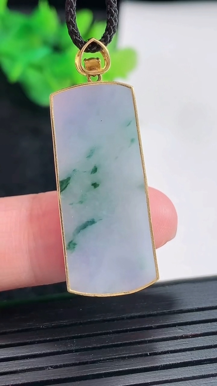 天然A货翡翠18k金紫罗兰飘花无事牌吊坠，尺寸37-14-3，裸石32-14重量:4.49g
4月23日