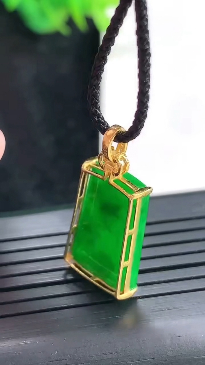 天然A货翡翠无事牌吊坠，尺寸26-13-4，裸石18.5-12.重量:1.97g
4月23日