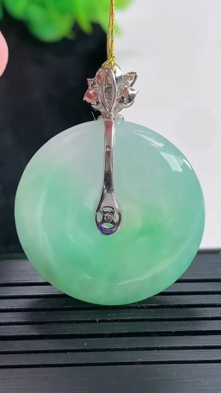 天然A货翡翠平安扣吊坠，尺寸28.6-5.8重量:11.16g
4月23日