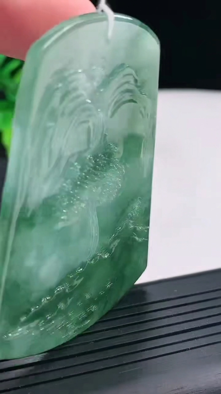 天然A货翡翠种飘花山水牌吊坠，尺寸70.8-49-4.5重量:40.04g
4月23日