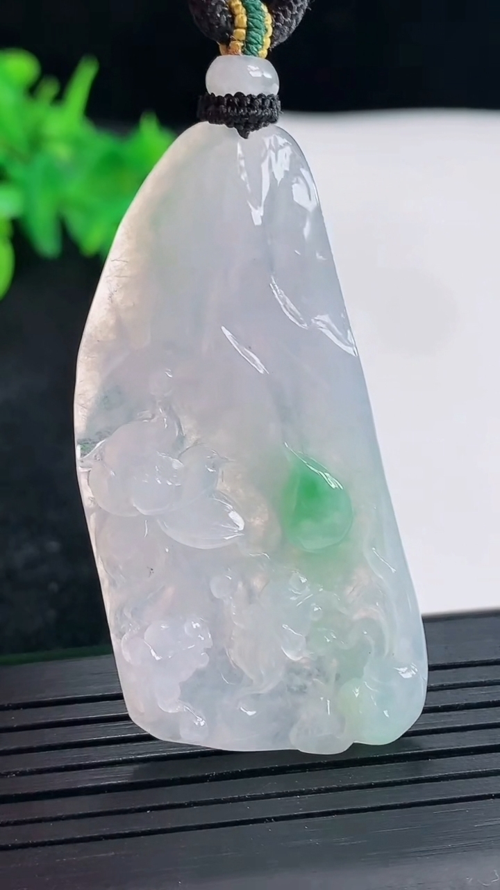 天然A货翡翠荷叶鱼吊坠，尺寸53-26-5.6重量:18.11g
4月23日