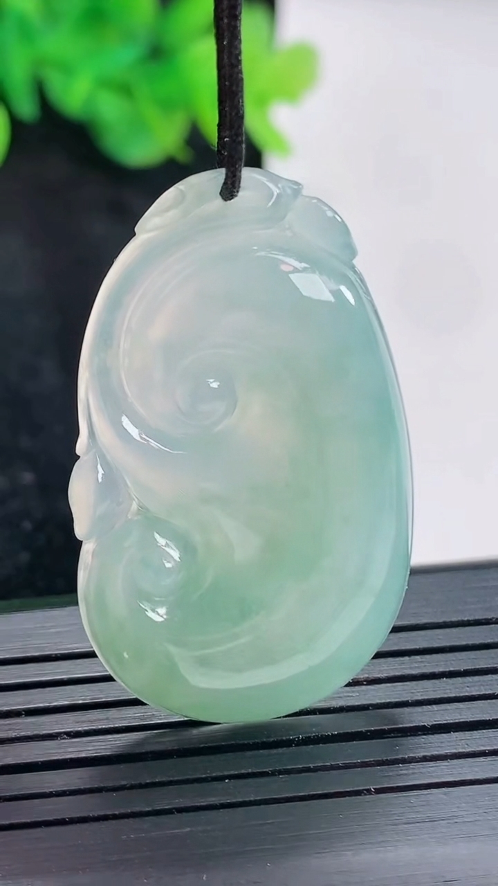 天然A货翡翠如意吊坠，尺寸40.5-24.5-5.2重量:9.77g
4月23日