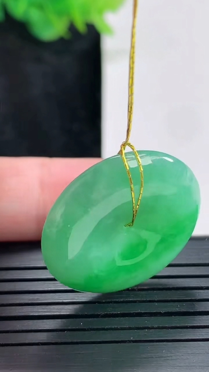 天然A货翡翠平安扣吊坠，尺寸26.5-5.8重量:8.61g
4月23日