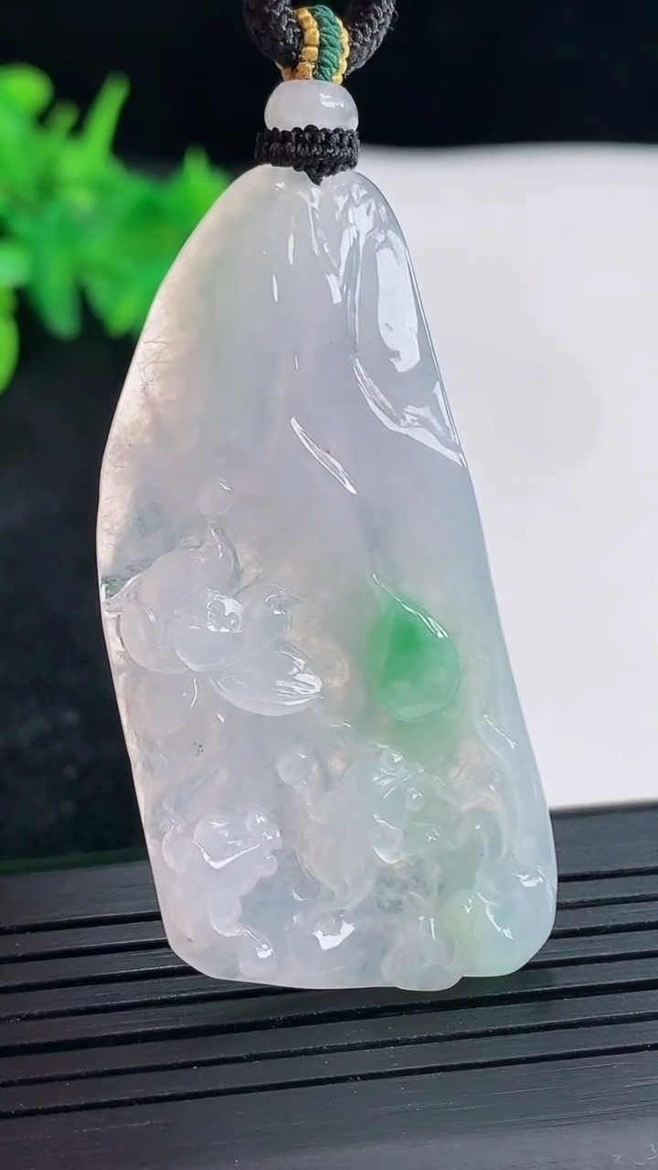 天然A货翡翠荷叶鱼吊坠，尺寸53-26-5.6重量:18.11g
4月23日