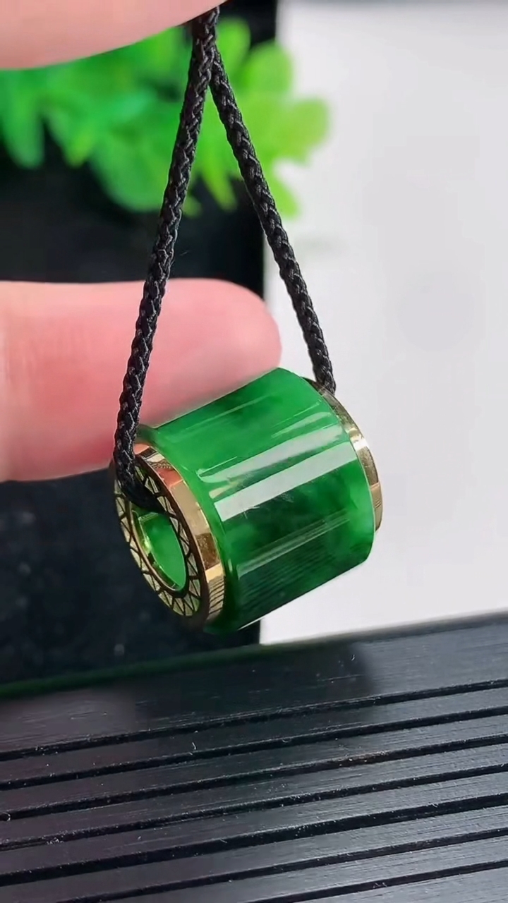 天然A货翡翠路路通吊坠，尺寸15.5-17重量:5.58g
4月23日