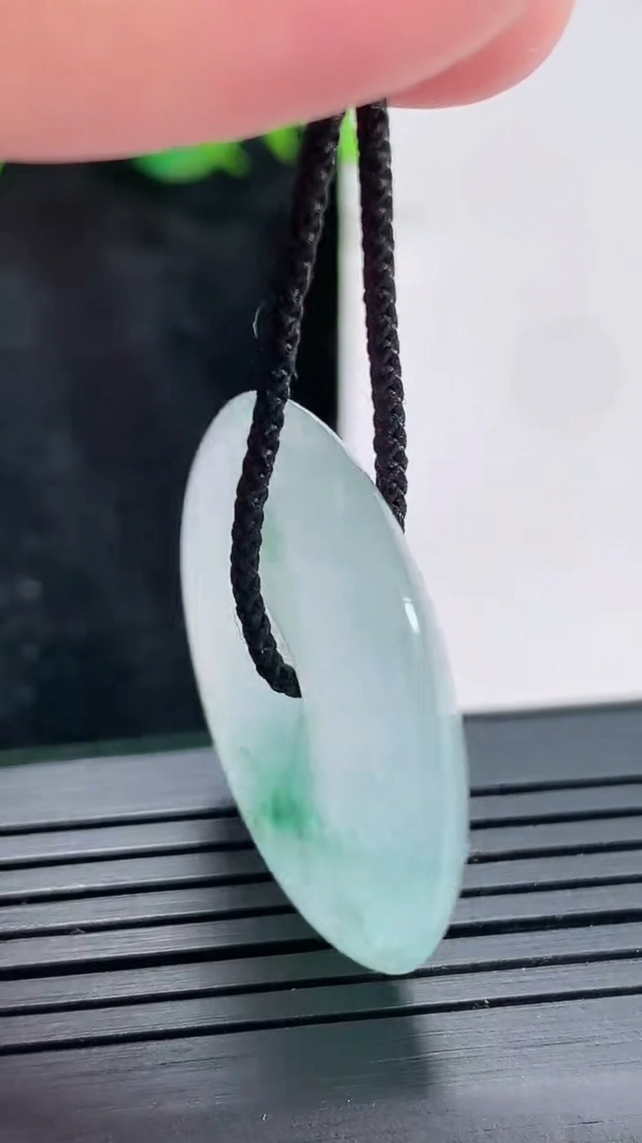 天然A货翡翠种飘花平安扣吊坠，尺寸30.6-5.8重量:11.46g
4月23日