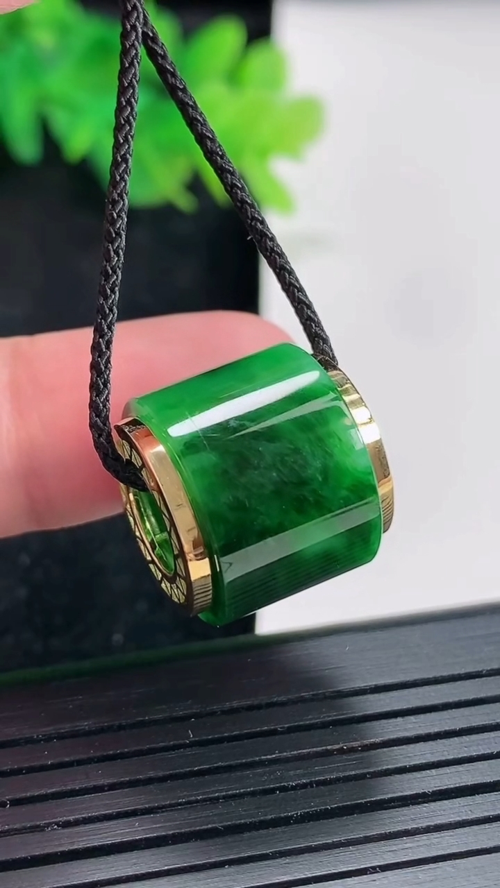 天然A货翡翠路路通吊坠，尺寸15.5-17重量:5.58g
4月23日