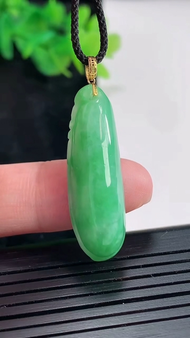 天然A货翡翠福瓜吊坠，尺寸33-11-8.2重量:5.87g
4月23日