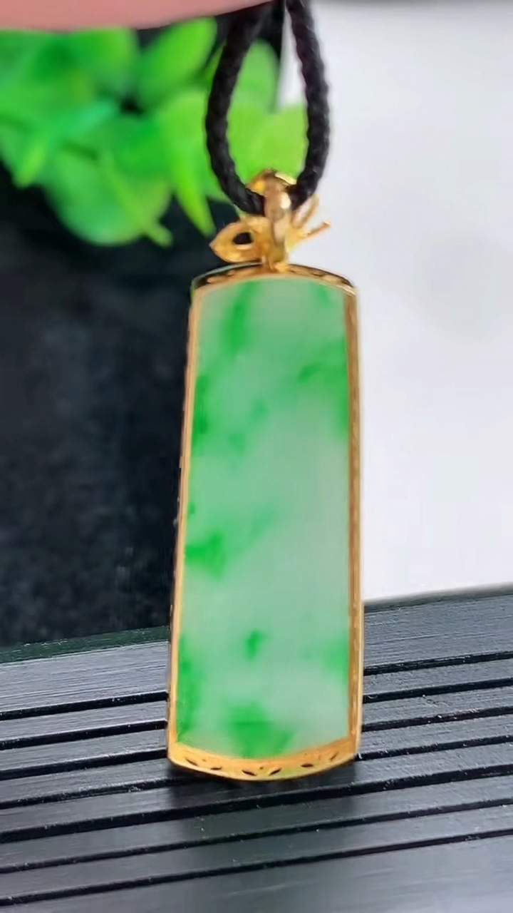 天然A货翡翠无事牌吊坠，尺寸40-13-4.8，裸石33.5-12重量:4.59g
4月23日