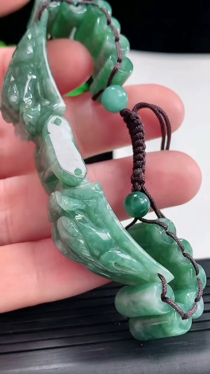 天然A货翡翠龙头手串，尺寸33-14-12.8重:37.37g974月23日
工厂直销收藏佳品,种好水足，色泽均匀，有种有色，上手高大气！