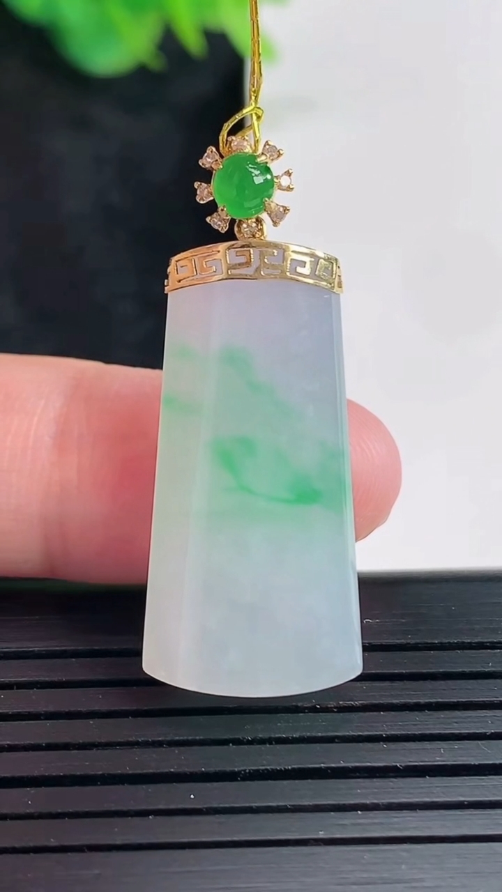 天然A货翡翠无事牌吊坠，尺寸29-14-5.8重量:5.98g
4月23日