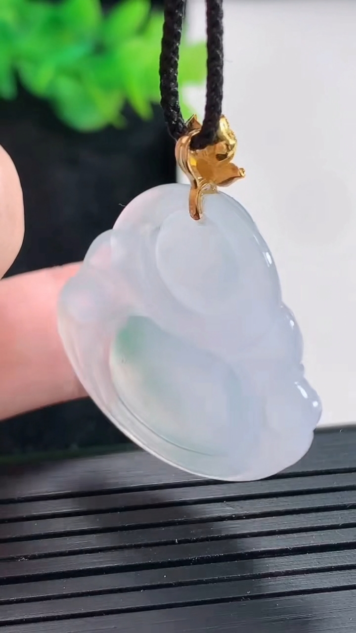 天然A货翡翠种飘花佛公吊坠，尺寸28.5-32-5.6重量:8.29g
4月23日