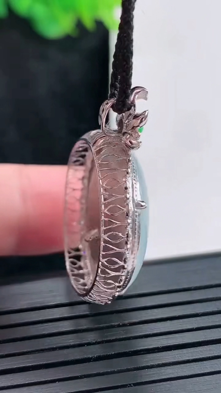 天然A货翡翠种白冰平安扣吊坠，尺寸33.4-25-6.5，裸石22重量:7.56g
4月23日