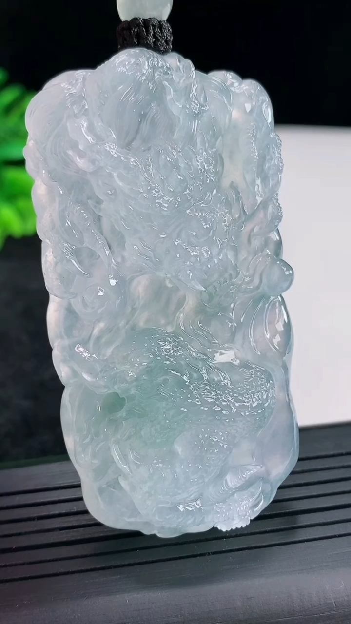 天然A货翡翠种飘花龙牌吊坠，尺寸66.5-35.6-10.5重量:52.67g
4月23日