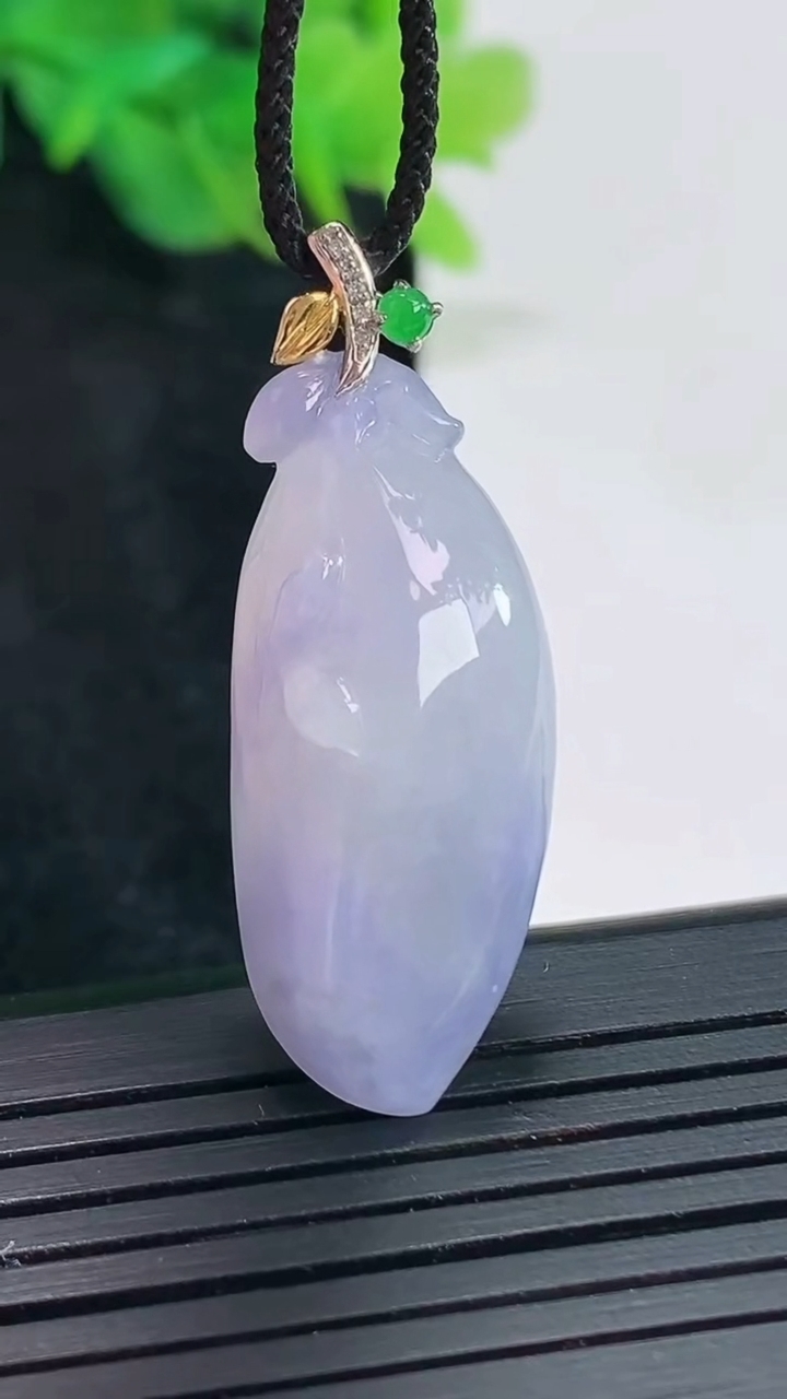 天然A货翡翠18k金紫罗兰福瓜吊坠，尺寸31-14-10重量:6.58g
4月23日