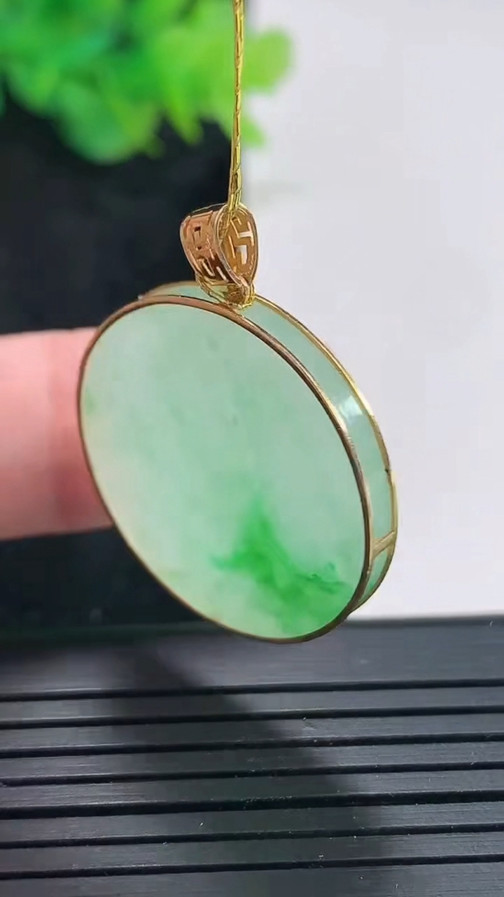 天然A货翡翠无事牌吊坠，尺寸31.6-25.5-2.6，裸石25重量:4.73g
4月23日